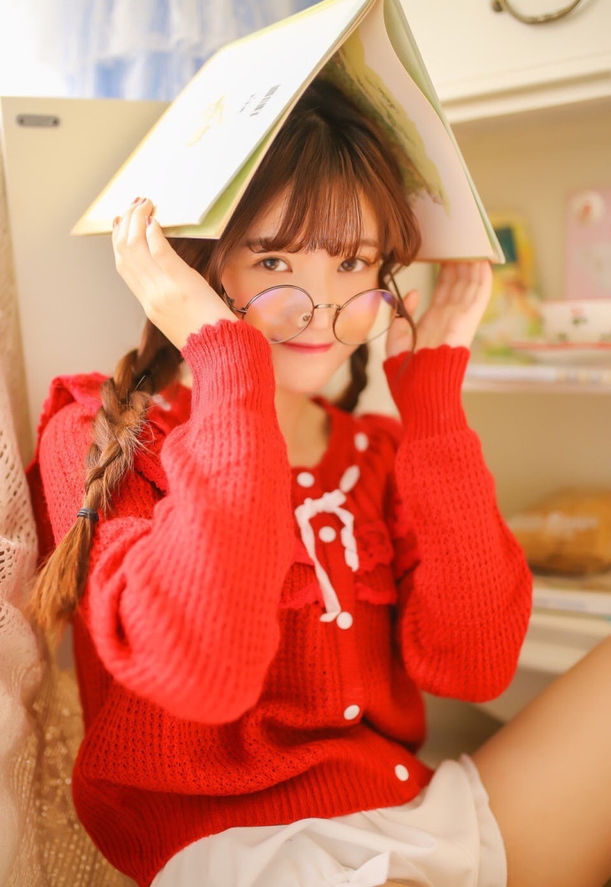 居家美女俏皮麻花辫脸蛋白里透红图片