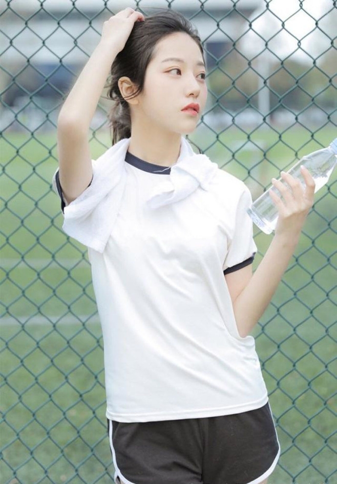 运动服美女高束马尾诱人白丝长腿图片