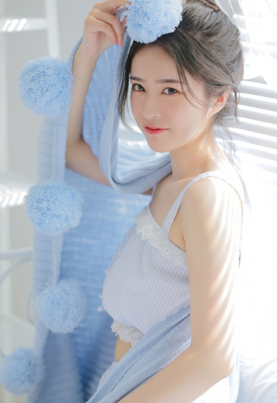 丸子头美女白瓷肌肤吹弹可破床上性感图片