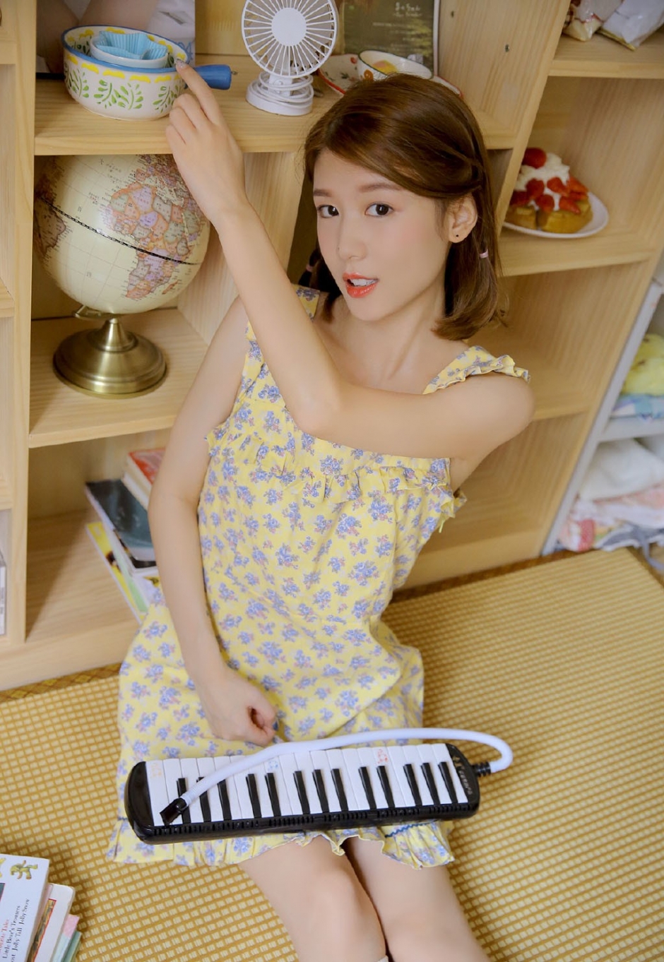 白嫩美女唇红齿白诱人白丝长腿私房图片