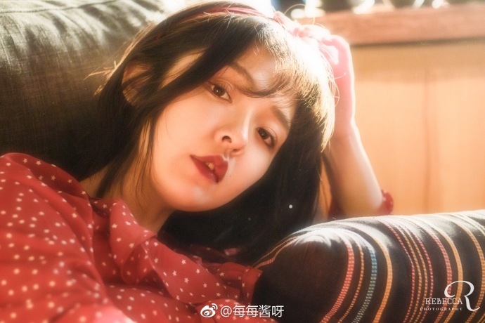 红唇美女琪琪魅惑眼神撩人姿势诱惑图片