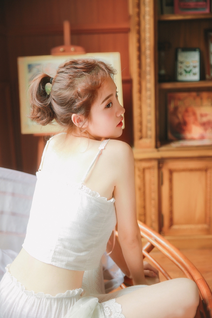 小卷毛美女脸蛋白里透红吊带短裤白丝长腿清纯气质图片