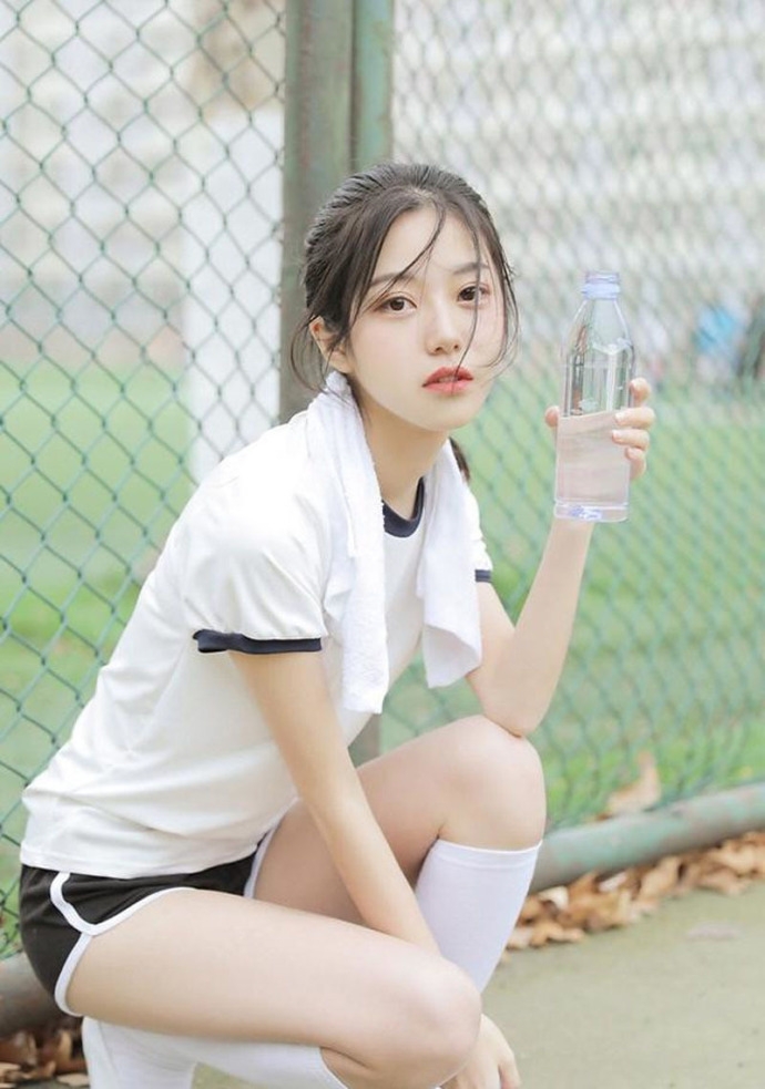 运动服美女高束马尾诱人白丝长腿图片