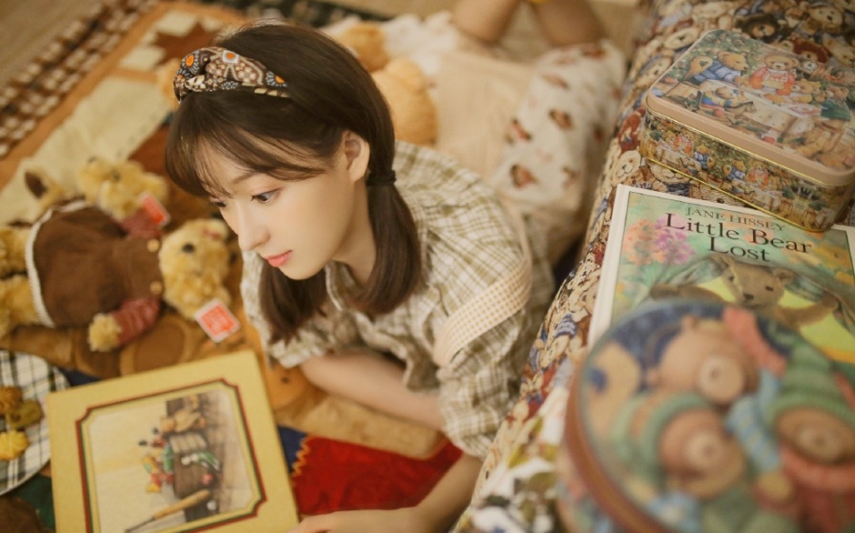 双马尾辫元气女孩满脸胶原蛋白森女系装扮露齿甜笑图片