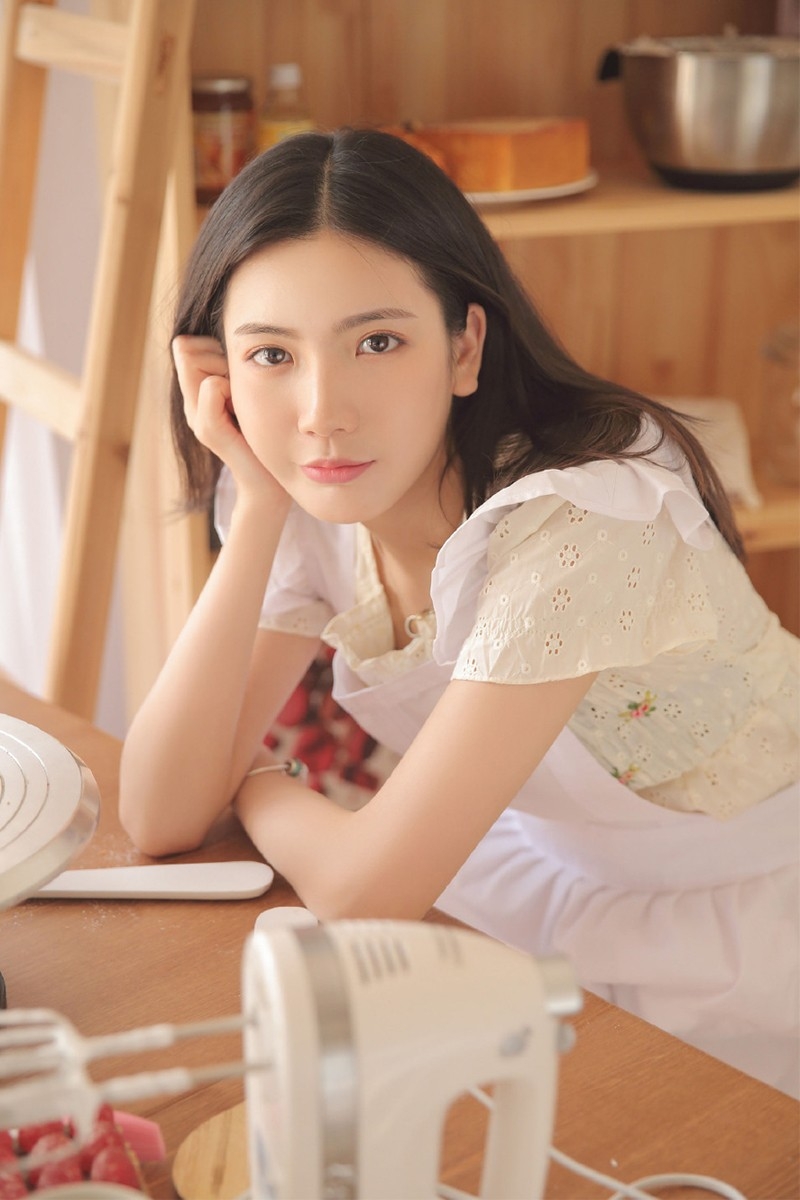厨房美女白嫩肌肤精致侧颜做蛋糕图片