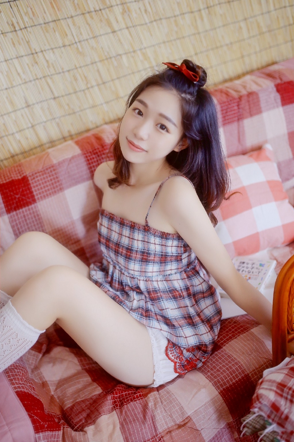 苹果头元气少女满脸胶原蛋白格子吊带裙身姿轻盈图片