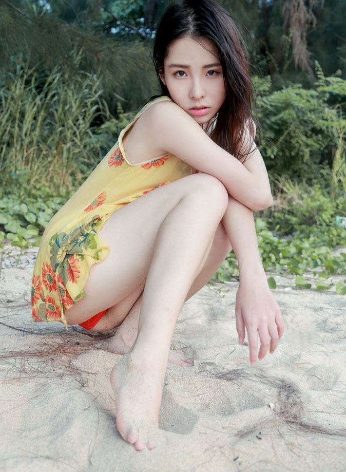 沙滩美女天体浴