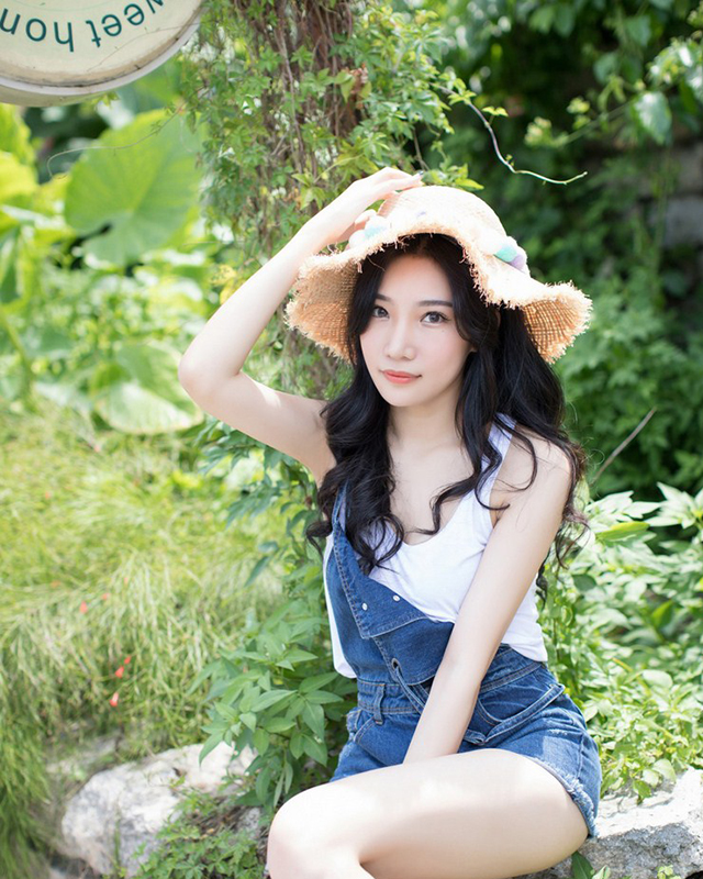 前凸后翘的巨乳细腰美女写真 长腿大胸美女完美身材图片