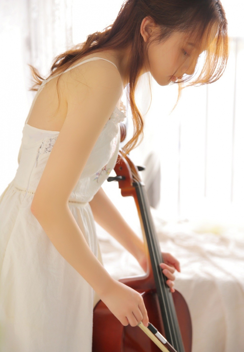 大提琴美少女吊带裙小露香肩锁骨图片