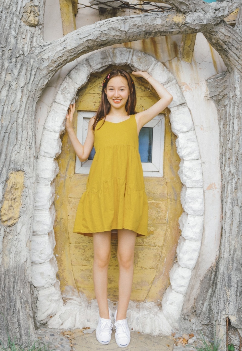 长发美女笑容甜美气质清纯游乐场图片