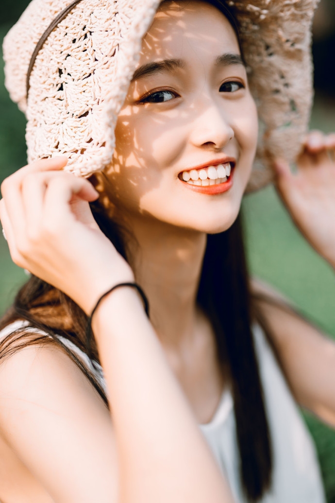 牛仔裤美女吊带衫露白嫩天鹅颈头戴编织帽露齿甜笑图片