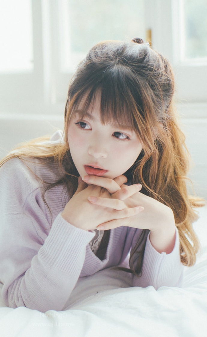 微卷长发美女脸蛋白里透红吐舌卖萌图片