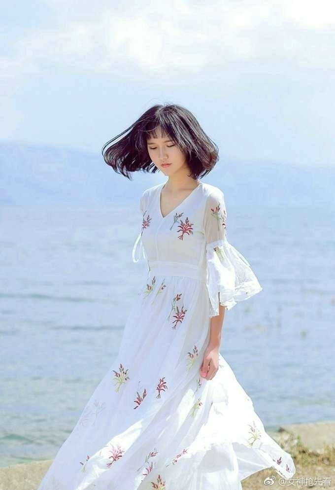 气质美女白色长裙蓬松短发精致眉眼图片