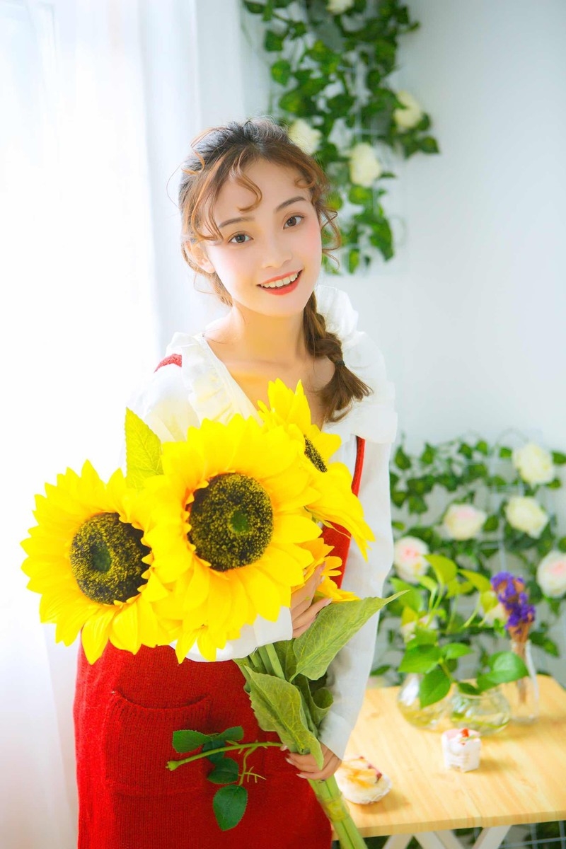 向日葵麻花辫美女唇红齿白气色红润笑容甜美图片