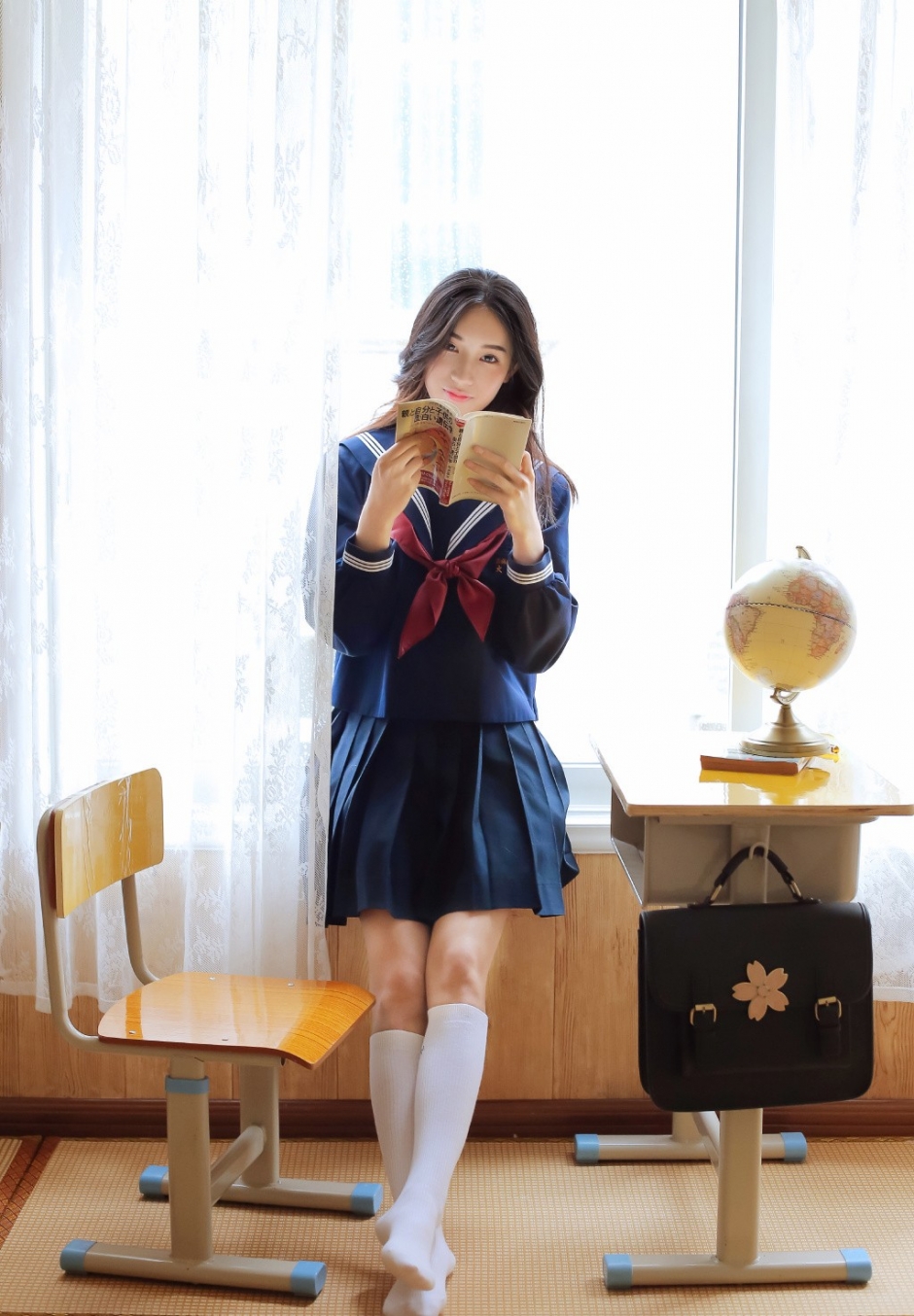 高颜值美女水手制服白丝美腿诱惑图片