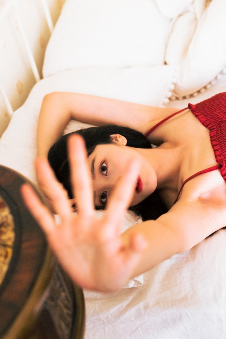 红唇美女少妇细胳膊小蛮腰光滑牛奶肌床上撩人姿势图片