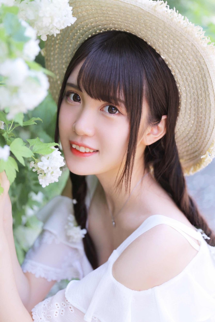 小清新麻花辫美女唇红齿白露肩白裙秀娇嫩牛奶肌图片