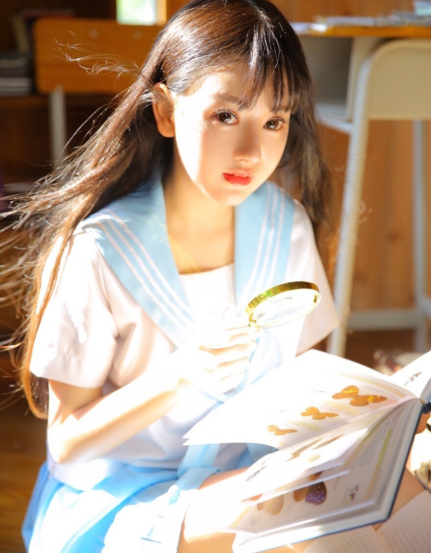 制服美女校花精致娃娃脸长发飘飘图片