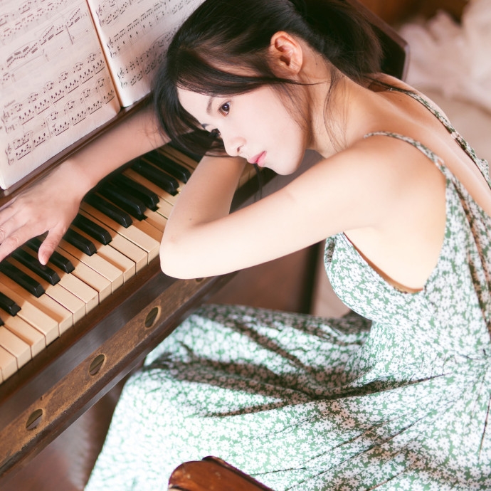 马尾辫美女吊带碎花裙露香肩美腿图片