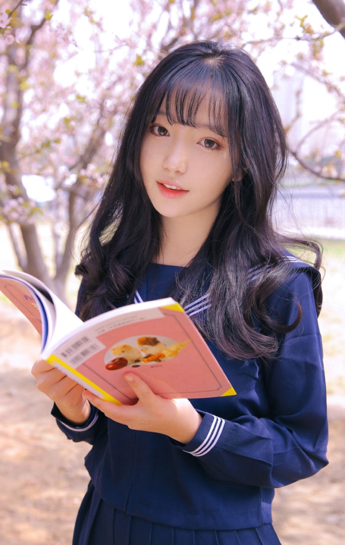 水手制服美女校花唇红齿白靓丽脸蛋图片