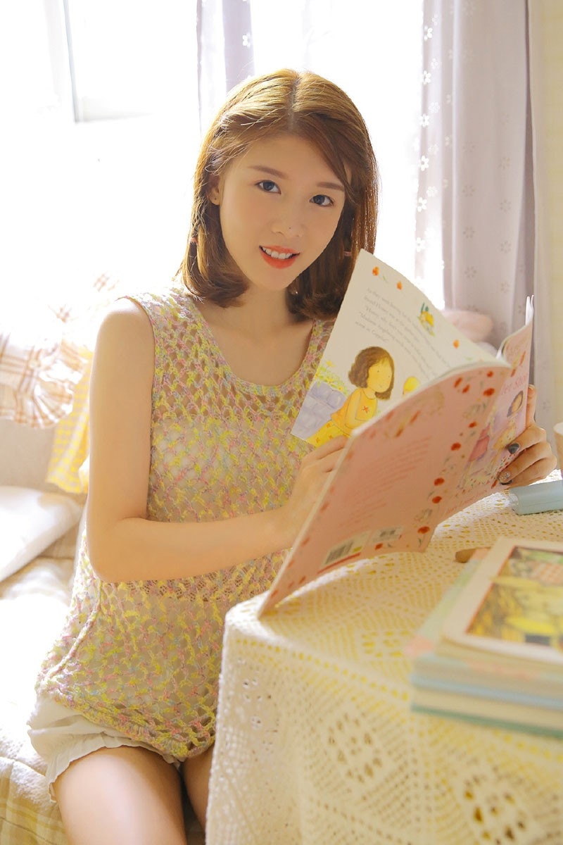 裹胸萌妹子白嫩皮肤诱人白丝长腿图片