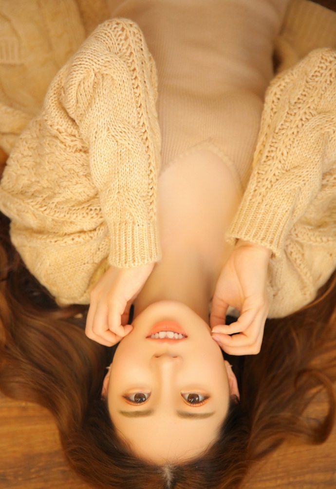 大波浪卷发美女白皙瓜子脸针织吊带裙露光滑牛奶肌图片