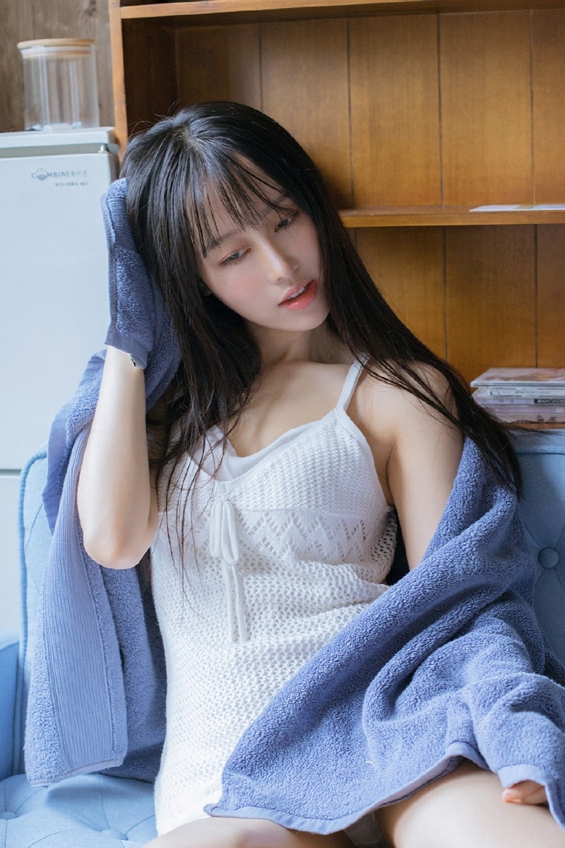 吊带超短裙美女性感香肩美腿诱惑图片