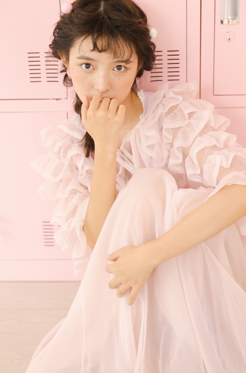 雀斑妆美女粉嫩圆脸蕾丝裙白皙肌肤图片