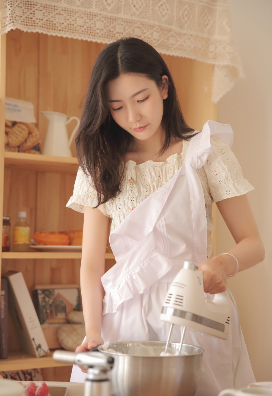 厨房美女白嫩肌肤精致侧颜做蛋糕图片