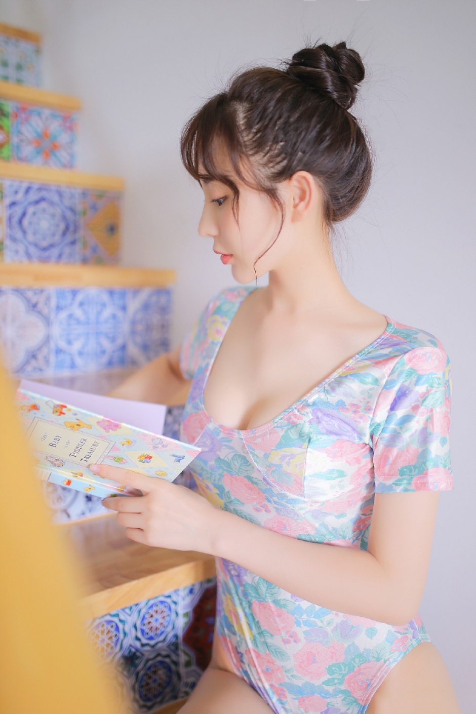 林中撑伞女学生水手制服身姿娇小长发飘飘面色红润图片