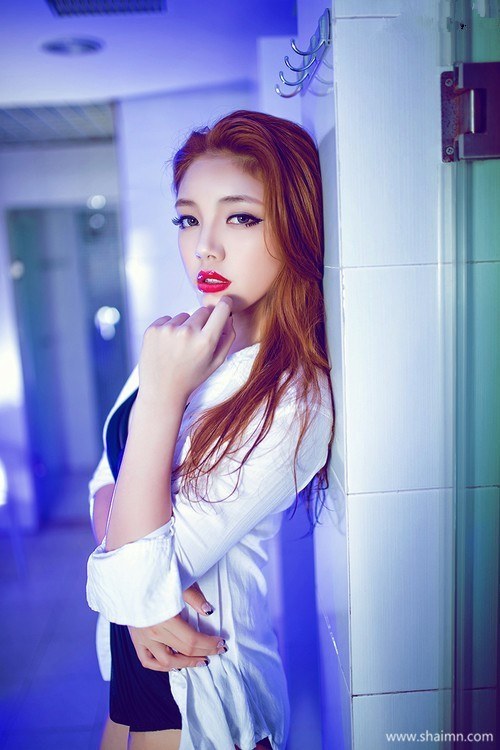 新娘被轮番强吻 红唇美女自拍写真