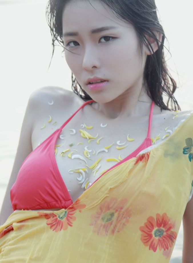 沙滩美女天体浴