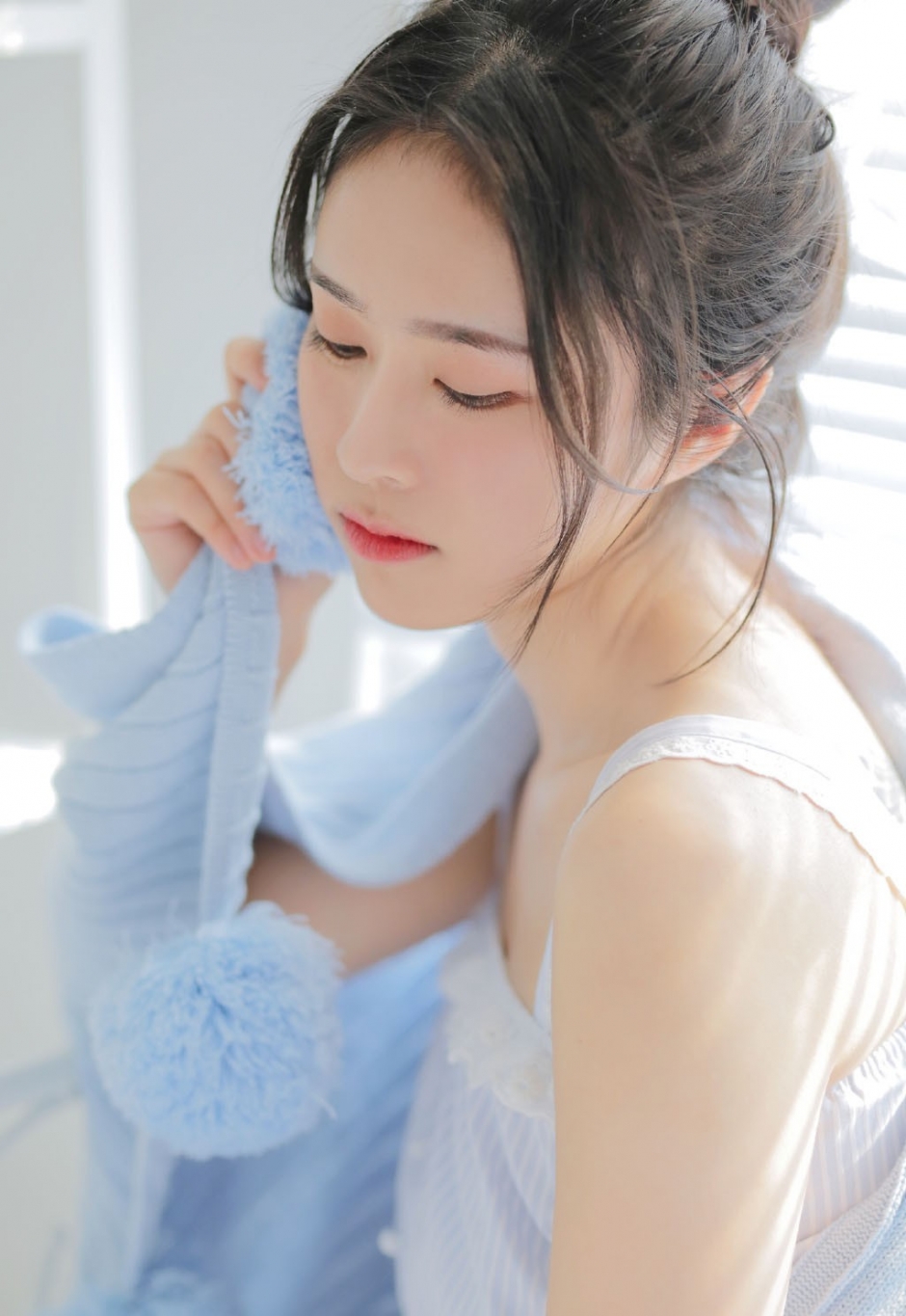 丸子头美女白瓷肌肤吹弹可破床上性感图片