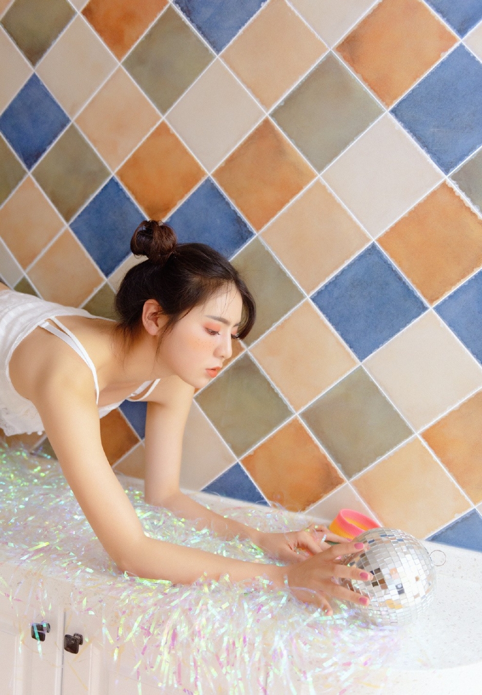 牛仔裤美少女吊带衫露马甲线新潮雀斑妆可爱哪咤头图片