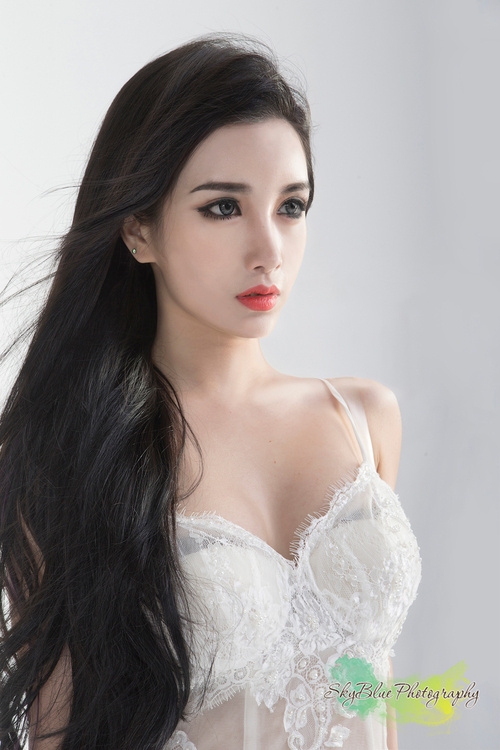 异域风情电眼美女蕾丝美乳前凸后翘图片