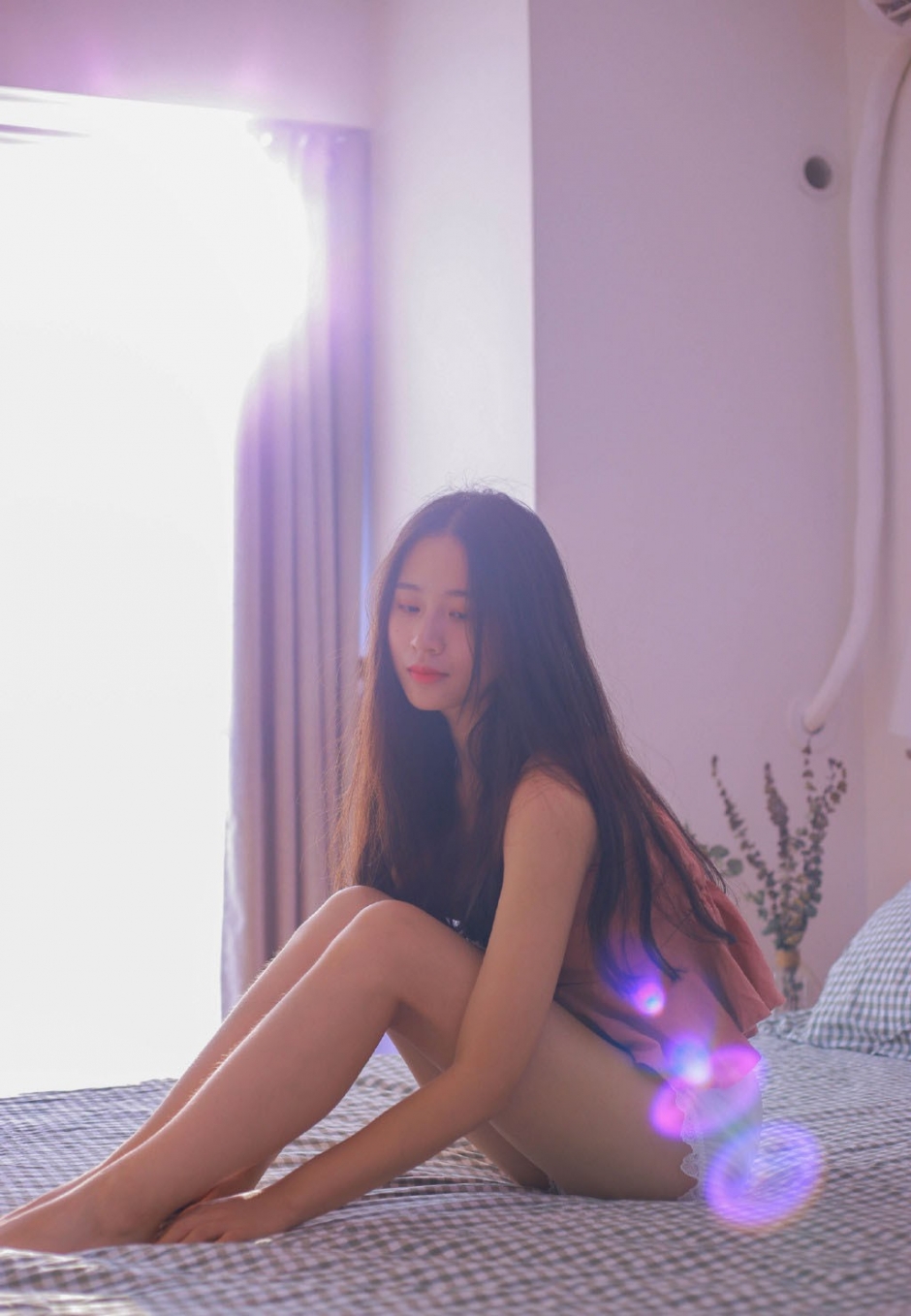 粉嫩美女吊带短裤白皙香肩美腿诱惑图片