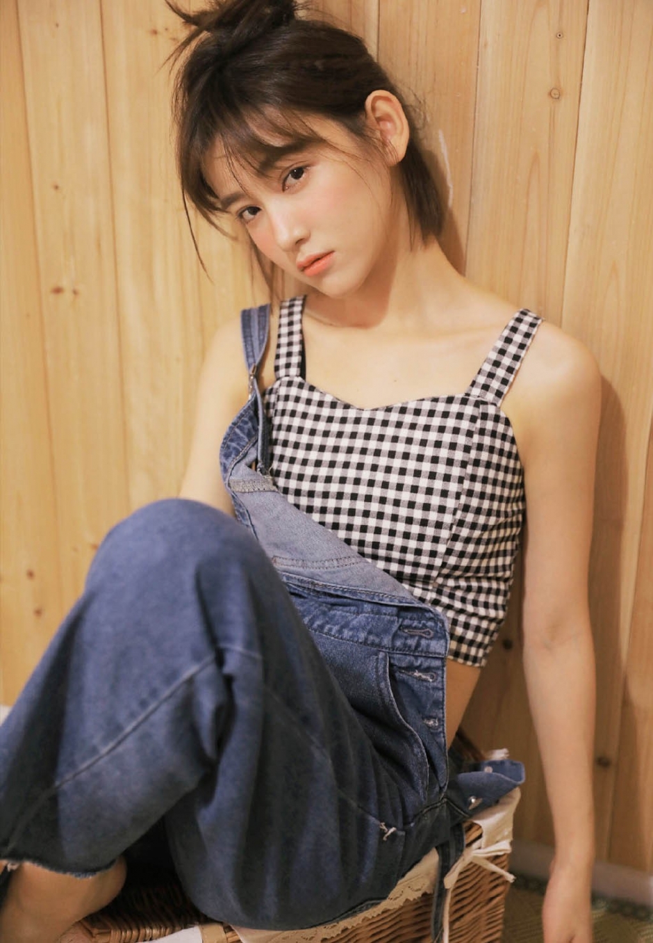 牛仔裤美女清爽短发香肩锁骨诱惑图片