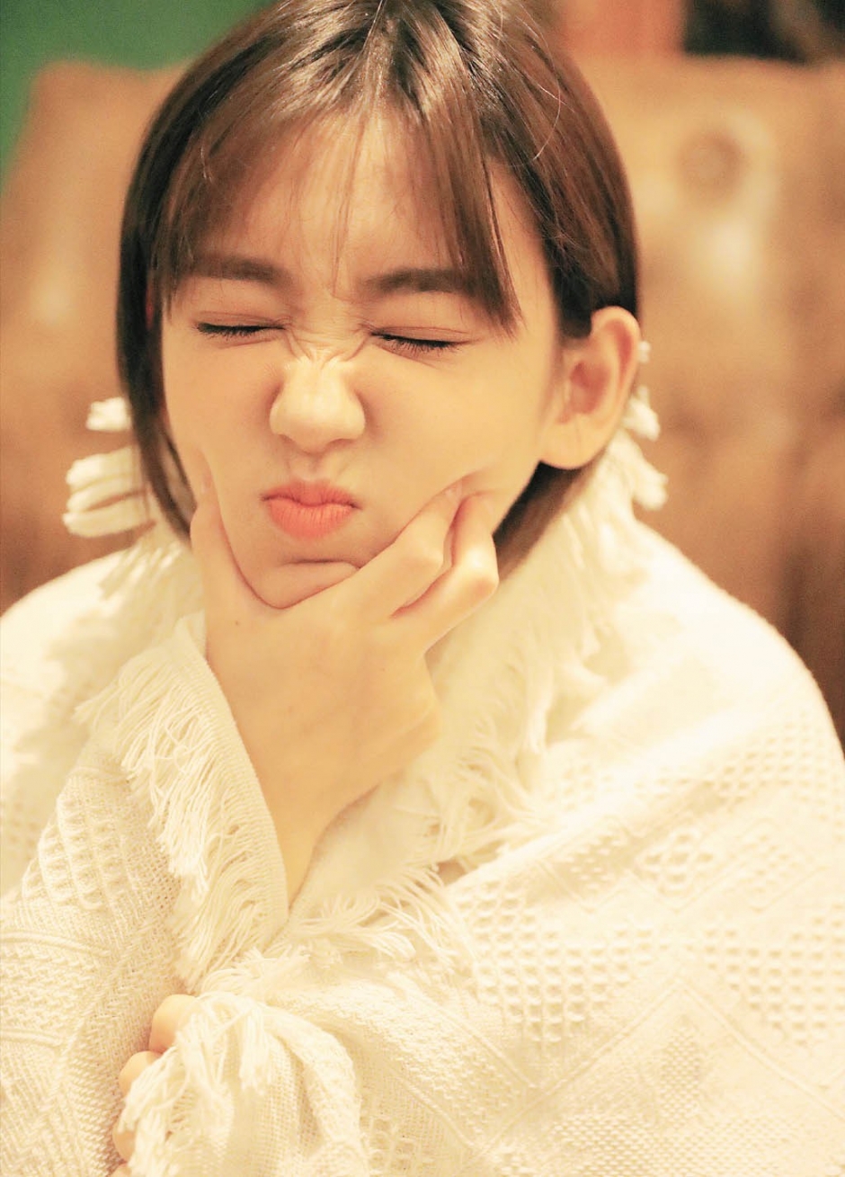 短发美女吊带碎花裙香肩美腿书房图片