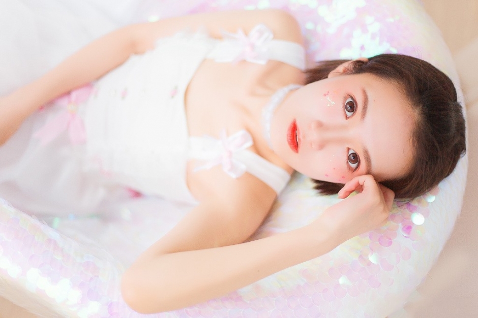 饱满苹果饥俏皮短发小女生蓬蓬白纱裙脸颊白里透红图片