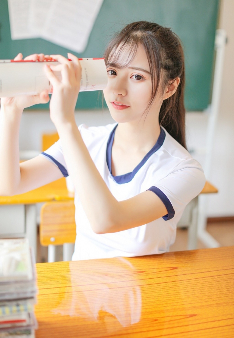 冲天马尾辫元气美女身材高挑休闲运动服秀纤细筷子腿图片