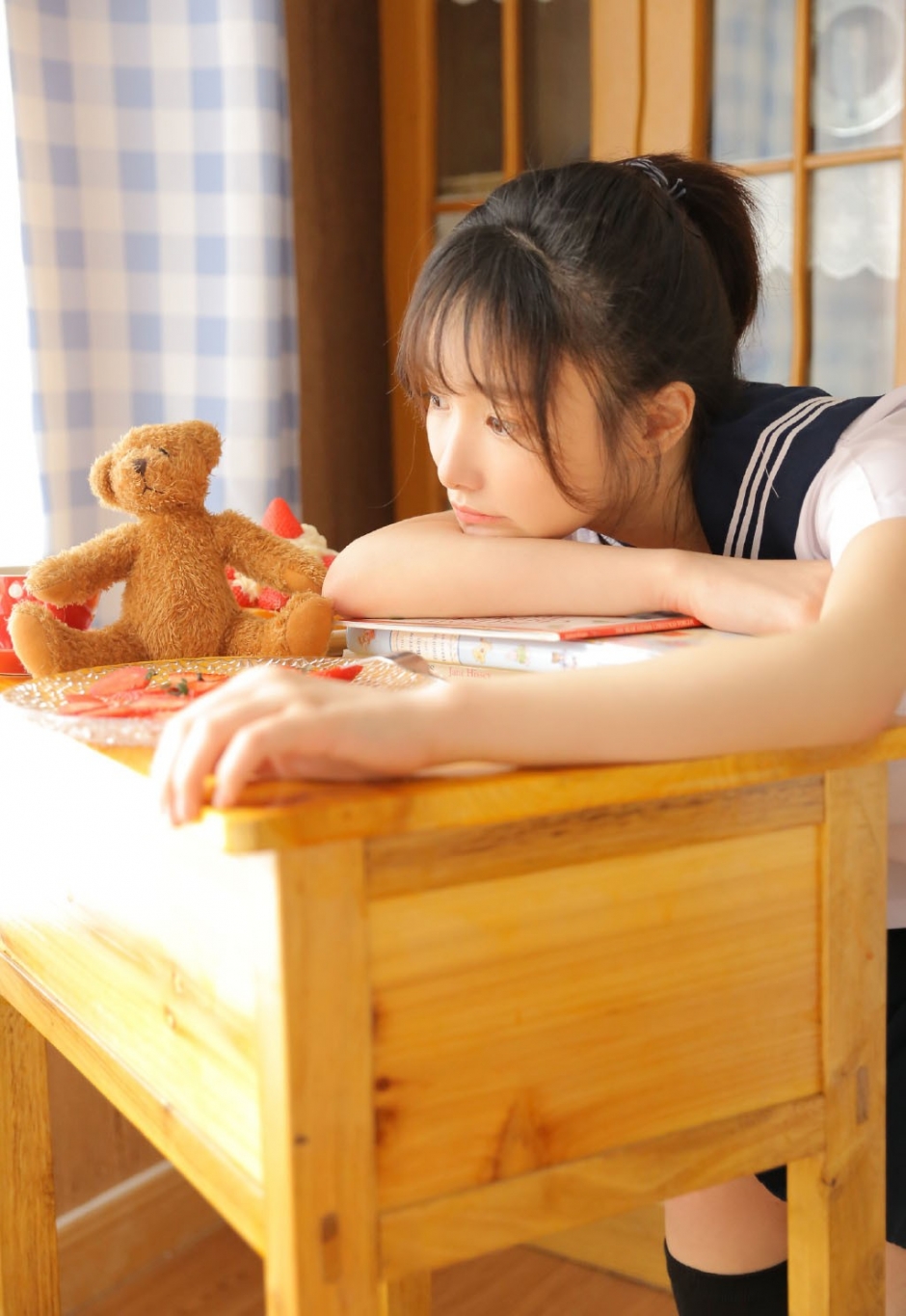 马尾辫美女校花黑袜美腿制服诱惑图片