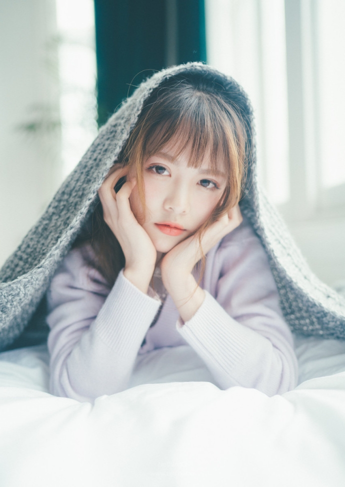 微卷长发美女脸蛋白里透红吐舌卖萌图片