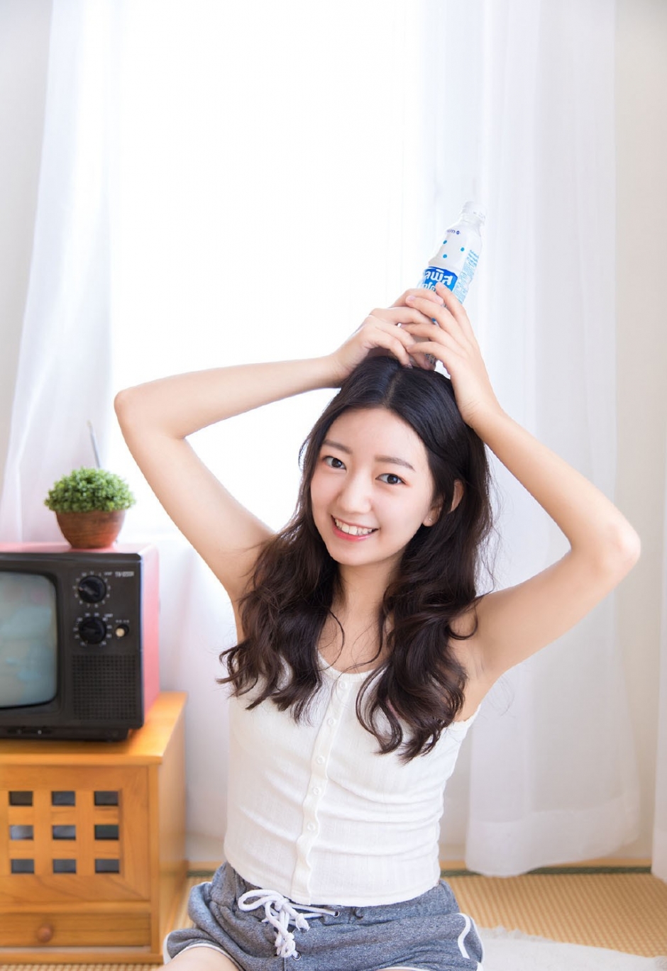 单眼皮美少女蓬松卷发纤细四肢露齿甜笑居家写真