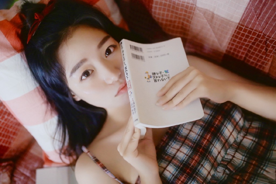 苹果头元气少女满脸胶原蛋白格子吊带裙身姿轻盈图片