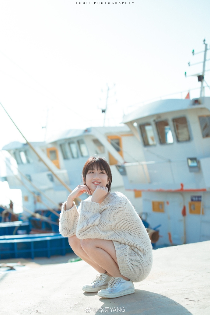 气质美女毛衣裙大玩下衣失踪秀美腿图片