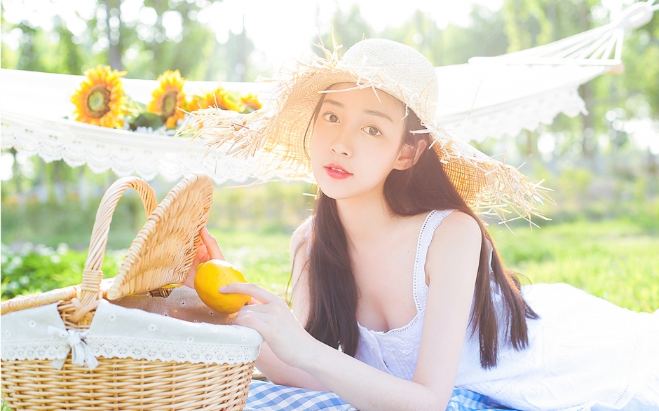 红唇雪肤美女精致瓜子脸户外野餐图片