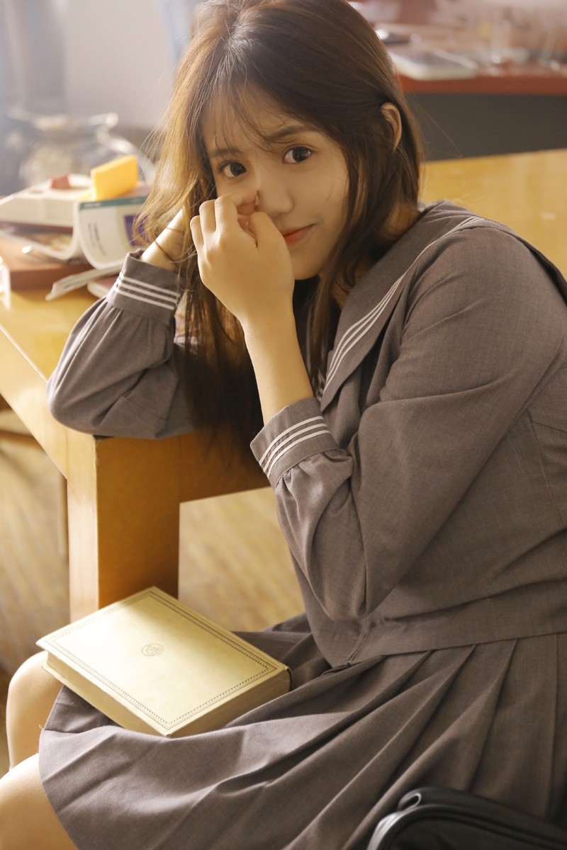 学院风制服美女精致小v脸蓬松秀发图片