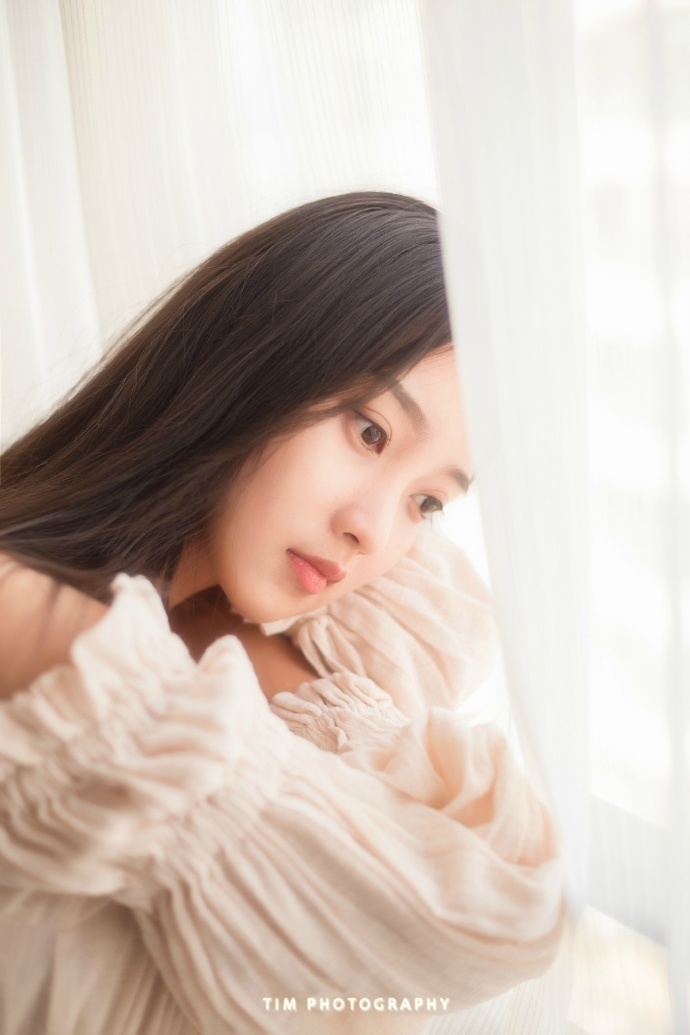 裸肩连衣裙美女黑长直发精致侧颜图片