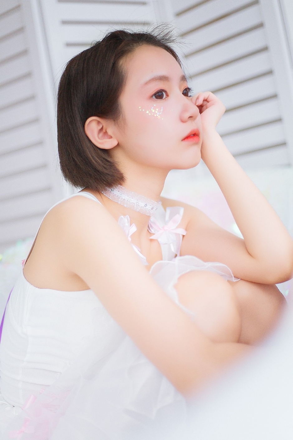 饱满苹果饥俏皮短发小女生蓬蓬白纱裙脸颊白里透红图片