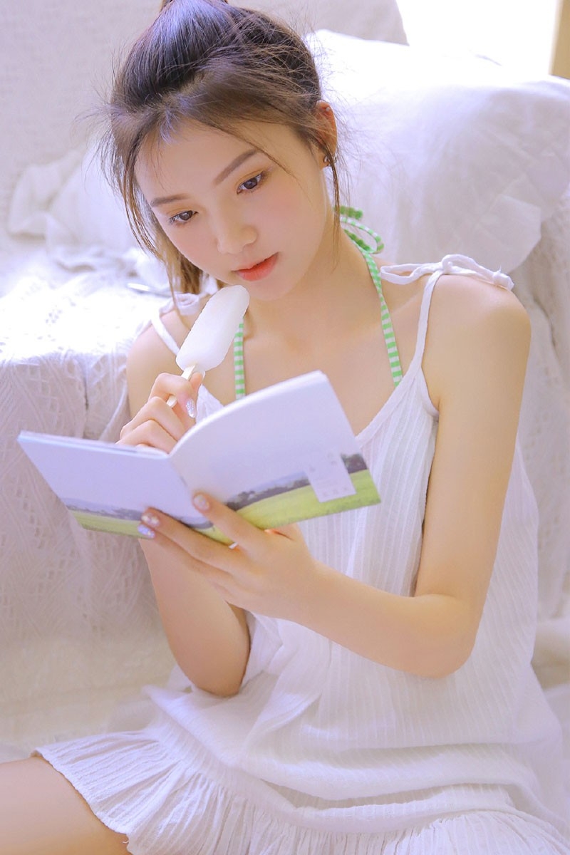 吊带美女高束马尾大秀白嫩天鹅颈图片